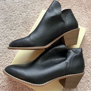 Women’s 11 Bootlets. Universal Thread. Nearly new